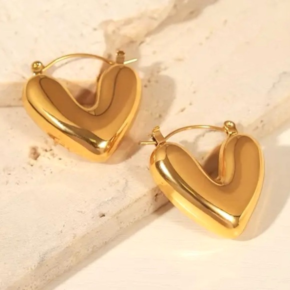 ✨Zara Cicely Gold Heart Huggie Earrings - Picture 1 of 6